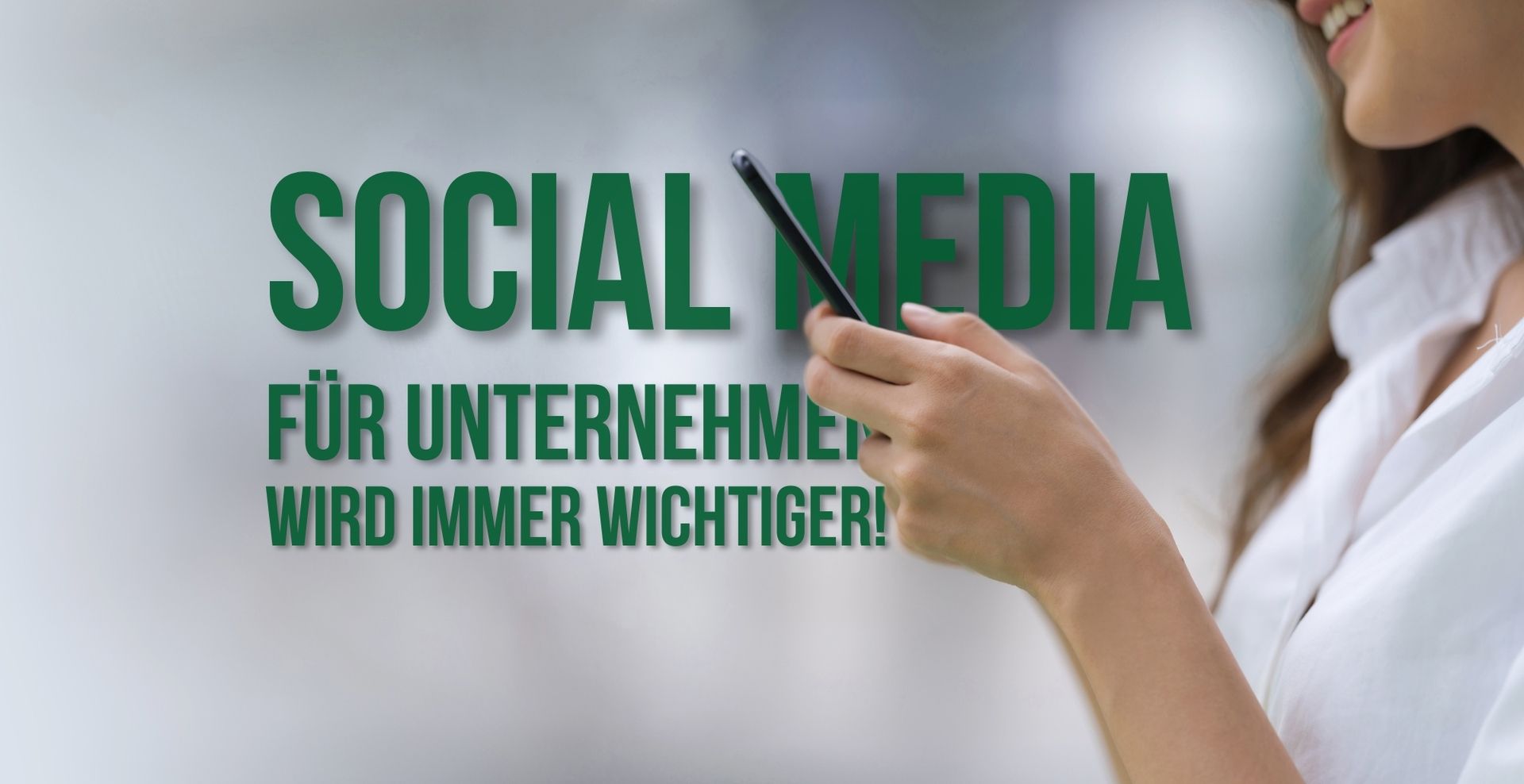 Frau lächelt und hält ein Handy in der Hand - Im Hintergrund steht eingeblendet "Social Media - Für Unternehmen wird immer wichtiger"